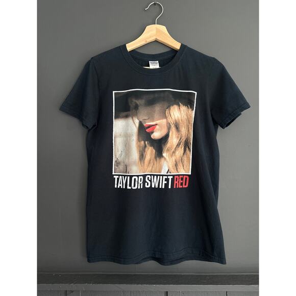 Taylor Swift RED Album Graphic Band Tee Crewneck T Shirt Black Size Small - Picture 1 of 5